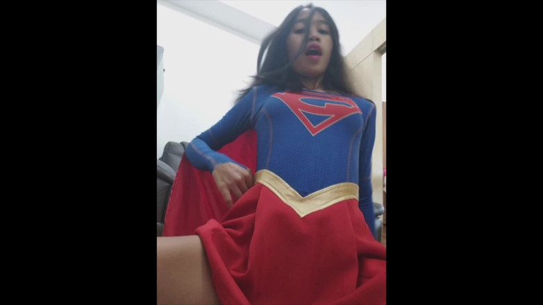 creamberryfairy: Cosplay Super Girl menunggang dildo