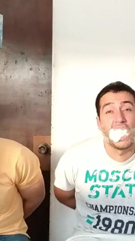 Padrasto e enteado tag-teamed para humilhação de mordaça