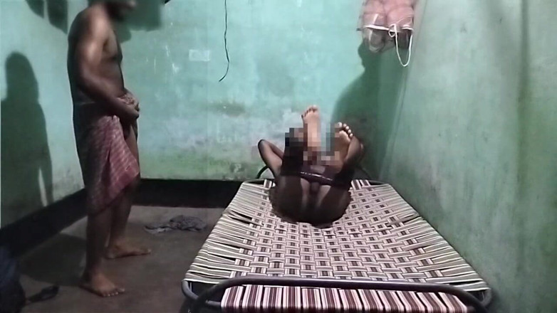 Desi Tits: Soused děda ošukal twink boye