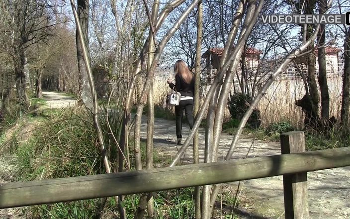 Videoteenage: La 19 bionda jess fa il suo primo casting porno