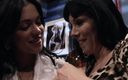 DARVASEX: Lesbiska brudar scen-2 brunett lesbisk MILf tycker om att leka...