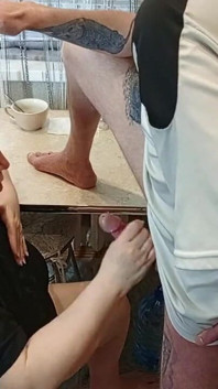 Nel pomeriggio, fotto la mia vicina in bocca in cucina e sborro