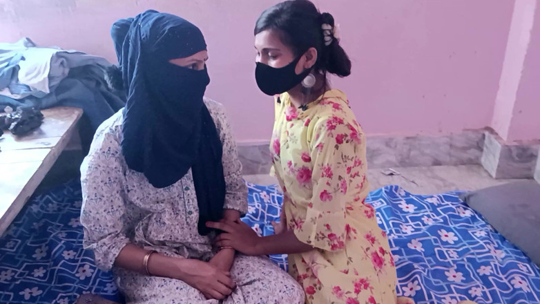 HousewifeGeeta: Meia-irmã tem sexo a três fodido com namorado hindi falando