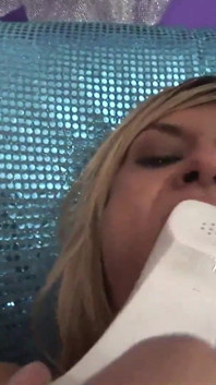 Blonde milf krijgt een hele telefoon in haar poesje geduefd plus seksspeeltjes en lange pik