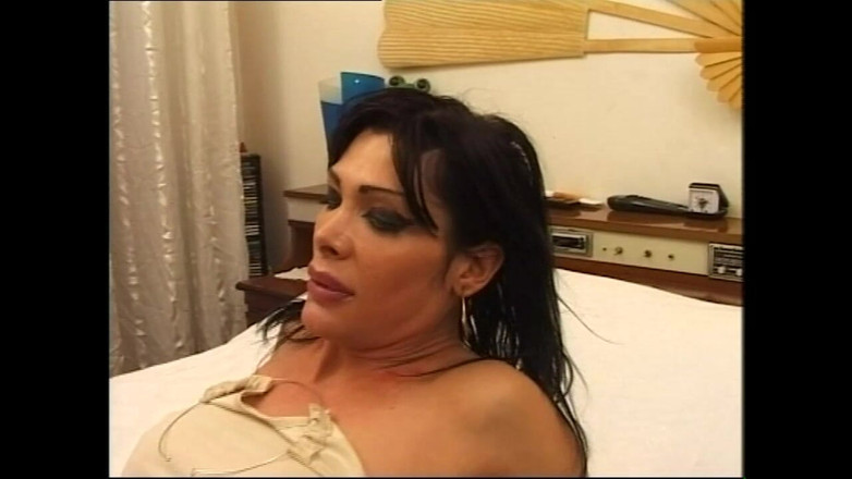 Shemale World: Bystiga Latina Shemale rövknullad och spermasprut på bröst av enorm...