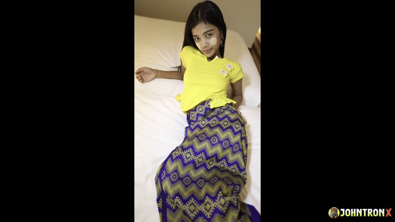 John Tron X: Johntronx - cette Amatrice thaïlandaise mince et excitée adore les grosses...