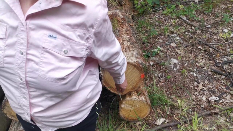 Bouncy Tits Action: Sesi lengkap di hutan