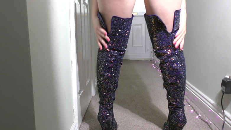 SBG Media: Yüksek topuklu çizmeli çıplak genç İngiliz bebek