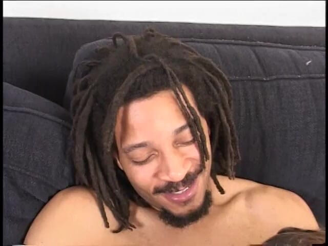 First Black Sexperience: Zwarte wastoid vindt het leuk als blanke meid het stof...