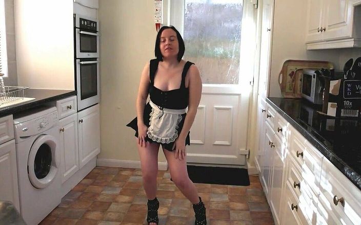 Horny vixen: Haley танцует во французской униформе горничной и в сапогах на лодыжках