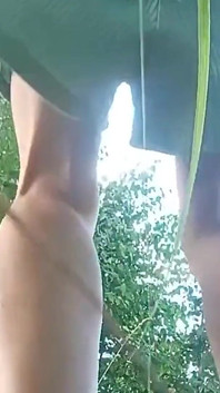 Cuzinho masturbado no parque