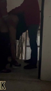 Minha buceta estava coçando, então dois garotos do meu prédio fizeram sexo comigo no telhado.