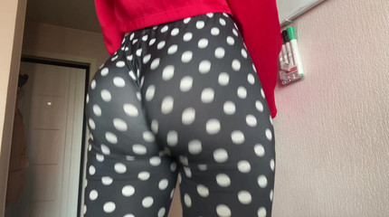 Skinny_lady69: Hypn0 Třesení zadku v legínách