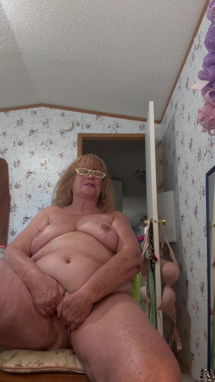 Big Ass 4 U: Masturbace, mokrost a sténání pro babičku