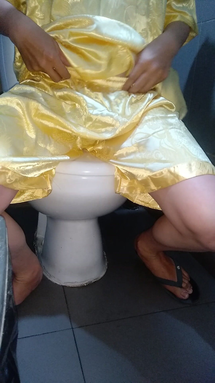 Naomisinka: Crossdresser mrdka v saténové pyžamě
