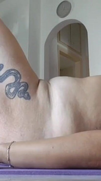 43-jarige milf doet naaktyoga terwijl ze alleen in huis was