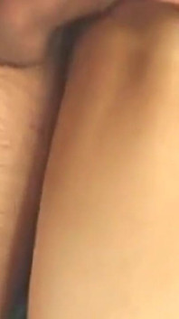 Napalona brunetka MILF ssie i pieprzy kapie mokro