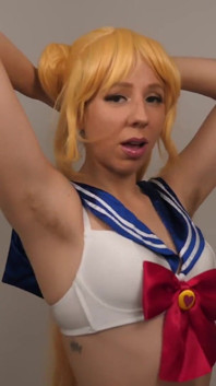 Melancapnya ke lubang berbulu Sailor Moon