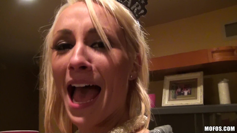 Real Slut Party: Petrecere reală cu curvă - Sophia Sutra cu țâțe mari conduce o...