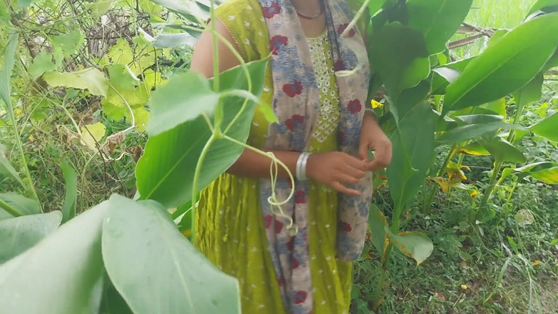 Pooja raniji: 내 집 정원 근처의 인도 숲 정원 옆 핫한 Deshi Girl 섹스 - 대물 요리사 오럴 빨기
