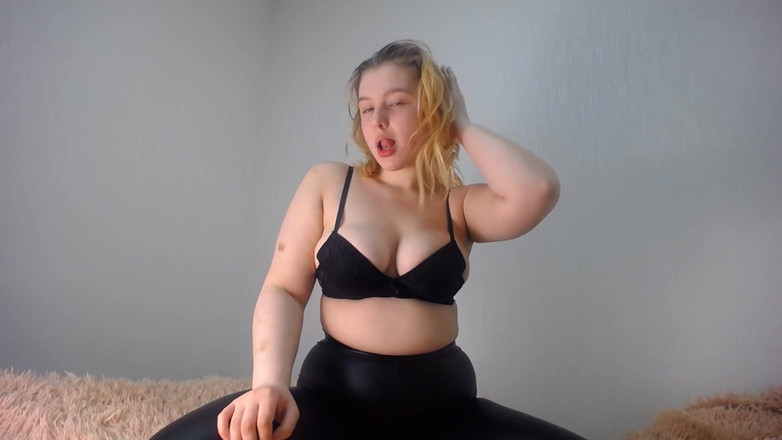 JuiceLussie: 処女の十代の少女が初めて彼女の尻を指で弄る - クローズアップ、アナル