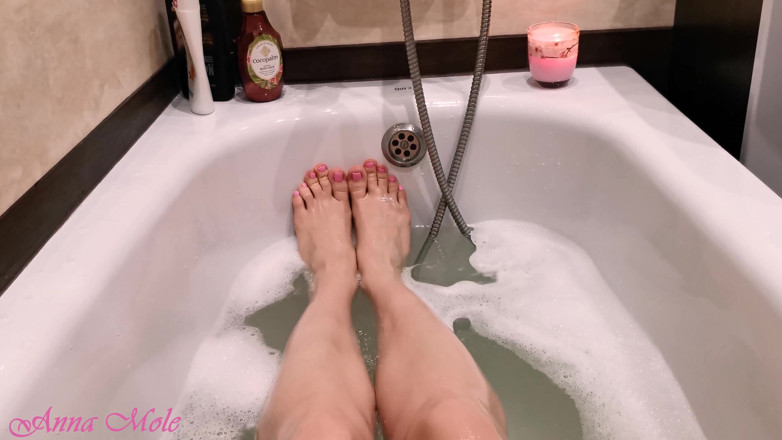 Anna Mole: I take a bath and show off my gorgeous legs.