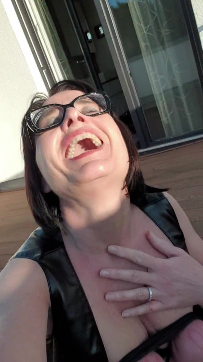 JulieEroticDress: Julie pluska się na tarasie