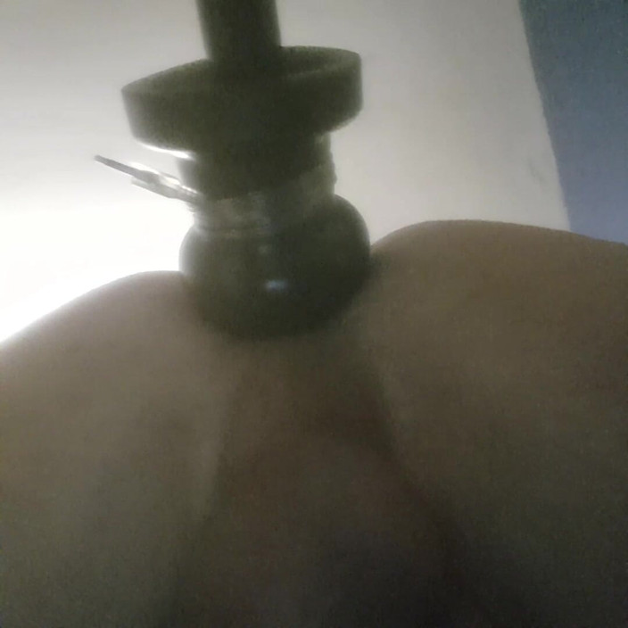 KIARA: Wielki dildo w jej tyłek w całości