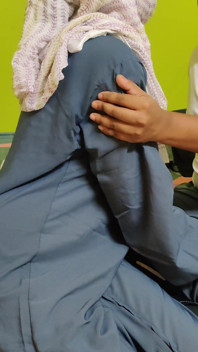 Schönes hijabi-mädchen liebt es, auf großen schwanz zu bewegen