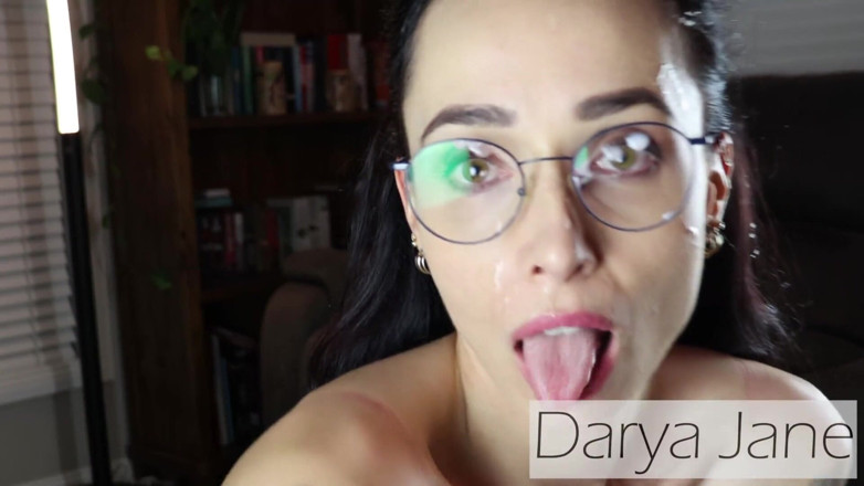 Darya Jane: Благаючи сперми на її обличчя та окуляри