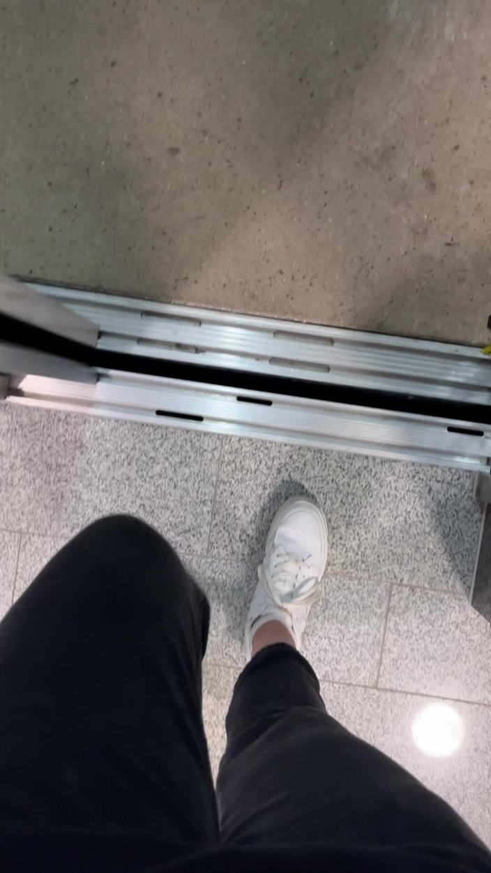 Feet: スポーツシューズで歩く