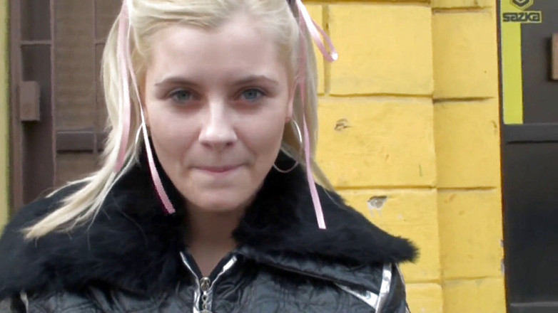 6-movies: 金发女郎被搭讪并在家里被干