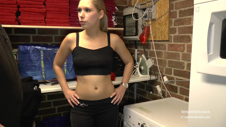Lena Nitro: La beauté blonde Lena Nitro chevauche la bite d'un vieux...