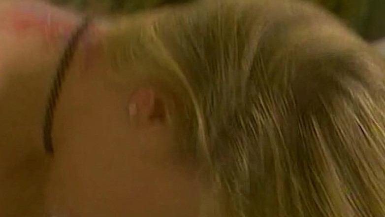 ORGASMX: Sarışın hatun esmer sürtüğü parmaklıyor ve titreyerek orgazm oluyor