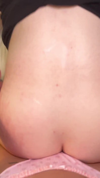 Loira fãs da bunda rosa é fodida por garota trans
