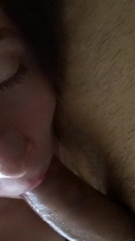 Tik Tok Kotě Nemůže Přestat Sát a Dostává 3 Výstřiky