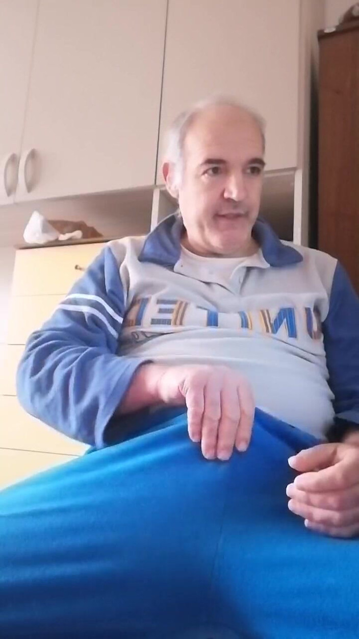 Setesesso7: 勃起したペニスを手で動かし、開いたお尻に指を入れる