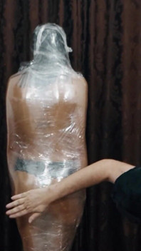 Mumifizierung mit Plastikverpackung, Kitzeln, Schmerzen und kontinuierlichen orgasmen