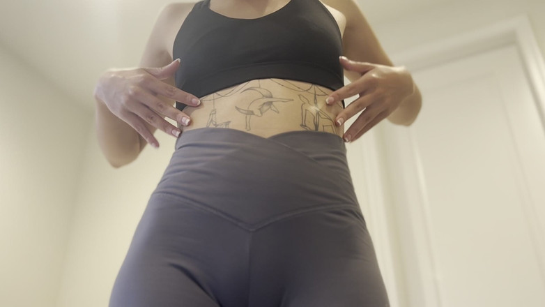 Felicity Azura: Pantaloncini grigi su asiatica calda