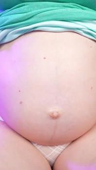 Těhotná škádlí a prosí tě, abys ji ošukal, břicho zblízka