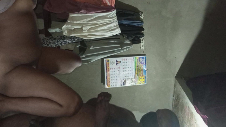 Auntixxx69: सौतेले पापा ने आंटी को उसके पर बैठाया और उसे बहकाया