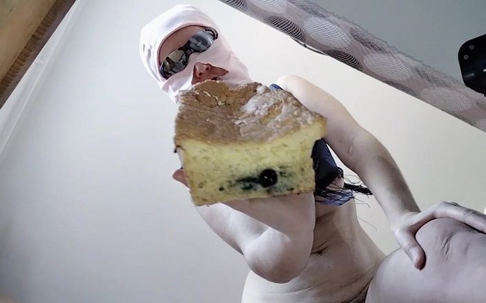 Amateur_MS: Istri seksi lagi asik siap-siap di dapur sambil bugil