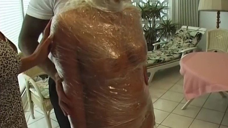 BDSM6.CLUB: Plastikowa owinięta blond dziwka Obudowa i dokuczał nieustępliwie
