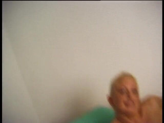Lucky Cooch: Bellezza bionda mostra le sue tette e stuzzica in azione...