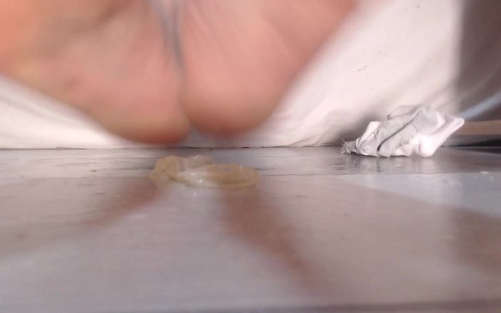 Hunky time: Éjaculation dans le préservatif et les jambes