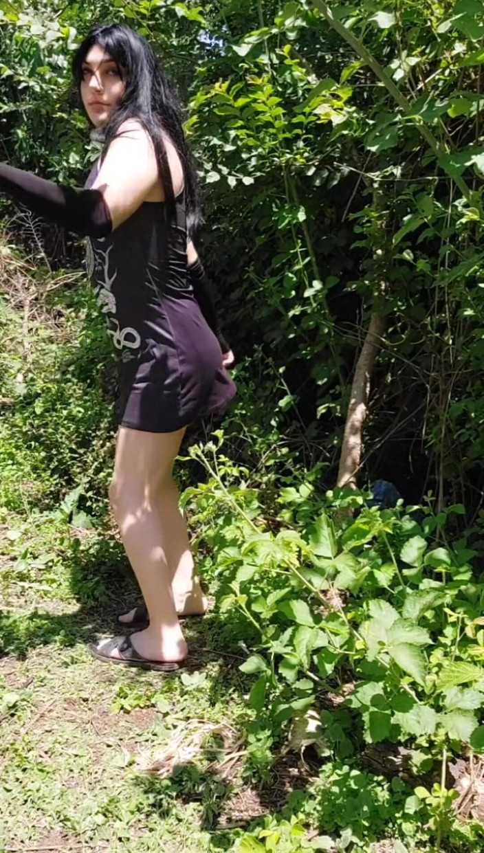 Kitty_Cross: Model seksi ini dicrot sperma hangat di luar ruangan saat...