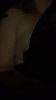 Peitos nus enquanto dirige