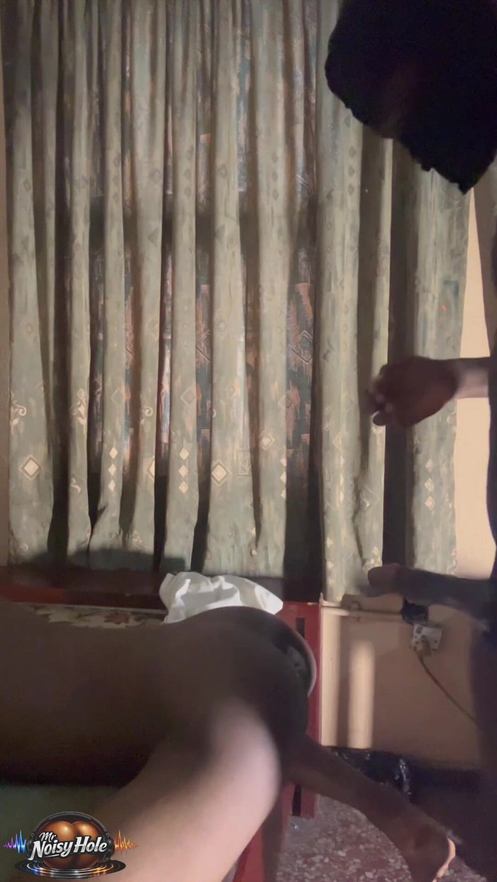 Mr. Noisy Hole: Moje Rozdrcení Donutí Můj Zadek Mluvit