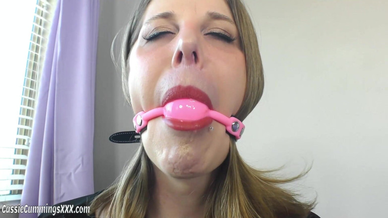Cassie Cummings: Cubaan Gag BDSM Cassie dan Bercakap