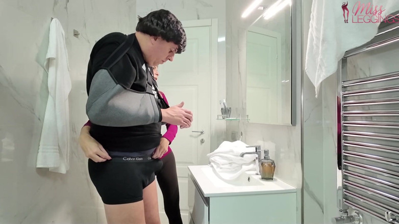 MissLeggings: Teta, rozčilená synovcovým naléháním, aby ho doprovodil do koupelny, se...